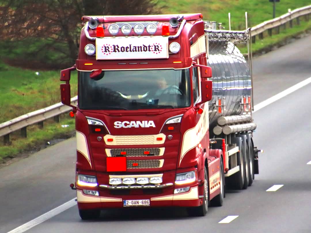 Roelandt vrachtwagen op de weg